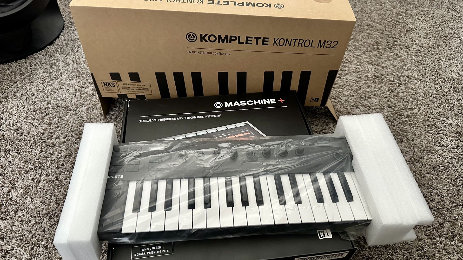 Native Instruments M32 MIDI Keyboard