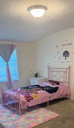 Pink kids twin bed