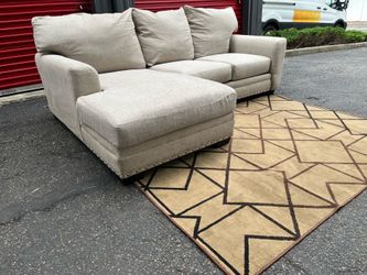 Sectional Couch!! Delivery Available 🚚!! Dimensions: 98” Length x 38” Height x 41” Depth ( 66”Depth Chaise)