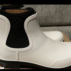 UGG RAIN BOOTS SIZE 6 NEW IN THE BOX 