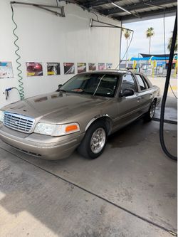 2001 Ford Crown Victoria – Clean Title – Cold AC – Reliable Daily Driver