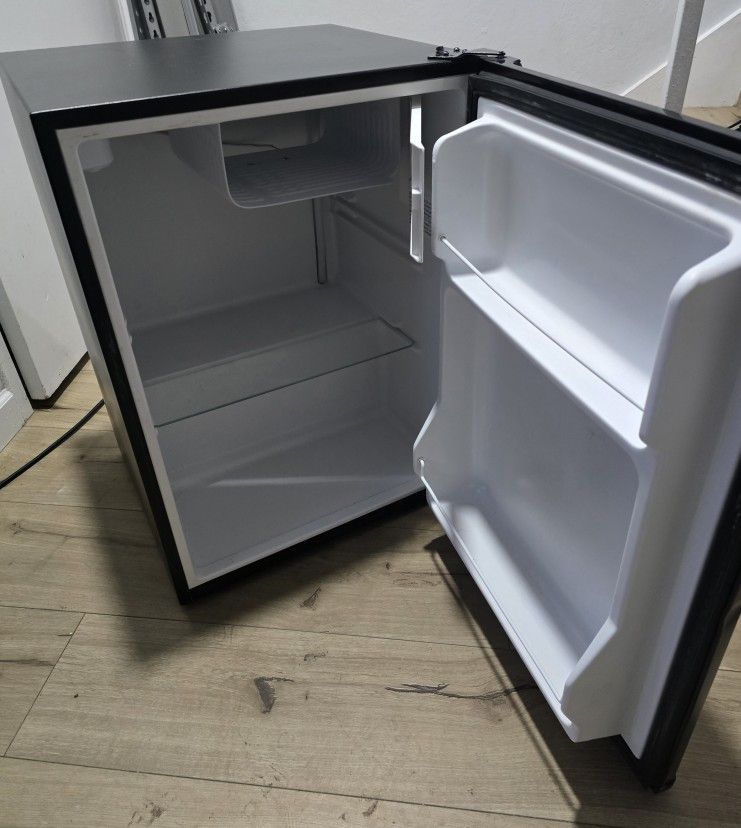 2.7-Cu.-Ft. Compact Mini Fridge Refrigerator