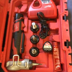 Milwaukee M12 12-Volt Lithium-Ion Cordless ProPEX  Expansion Tool Kit with (2) 1.5Ah Batteries, (3) Expansion Heads and Hard Case Poco Uso