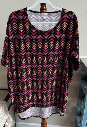 Womens LuLaRoe Blouse size Medium just $5 xox