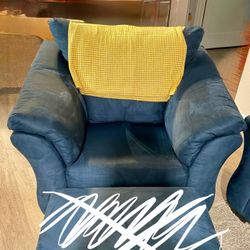 Plush living room chair FREE MUST PICK UP SOON