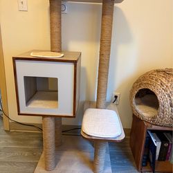 “Good condition cat tower “ 🐈 $65.00