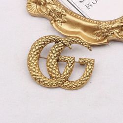 Brooch 