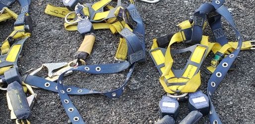 Vendo 4 Arnes Marca Delta Sala Con Los Ganchos Para Construcción 120 Cada Uno