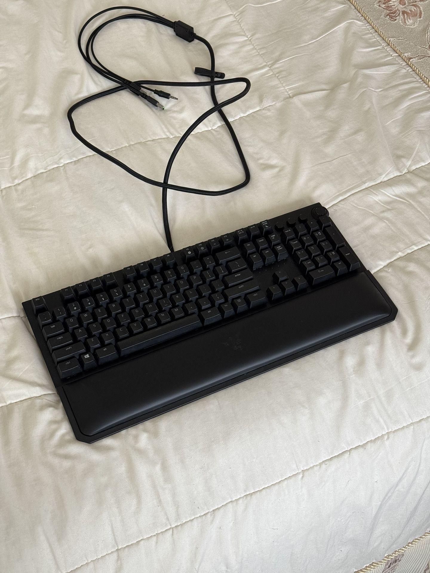 Razer BlackWidow Elite Mechanical Gaming Keyboard: Green Mechanical Switches - Tactile & Clicky - Chroma RGB Lighting - Magnetic Wrist Rest - Dedicate