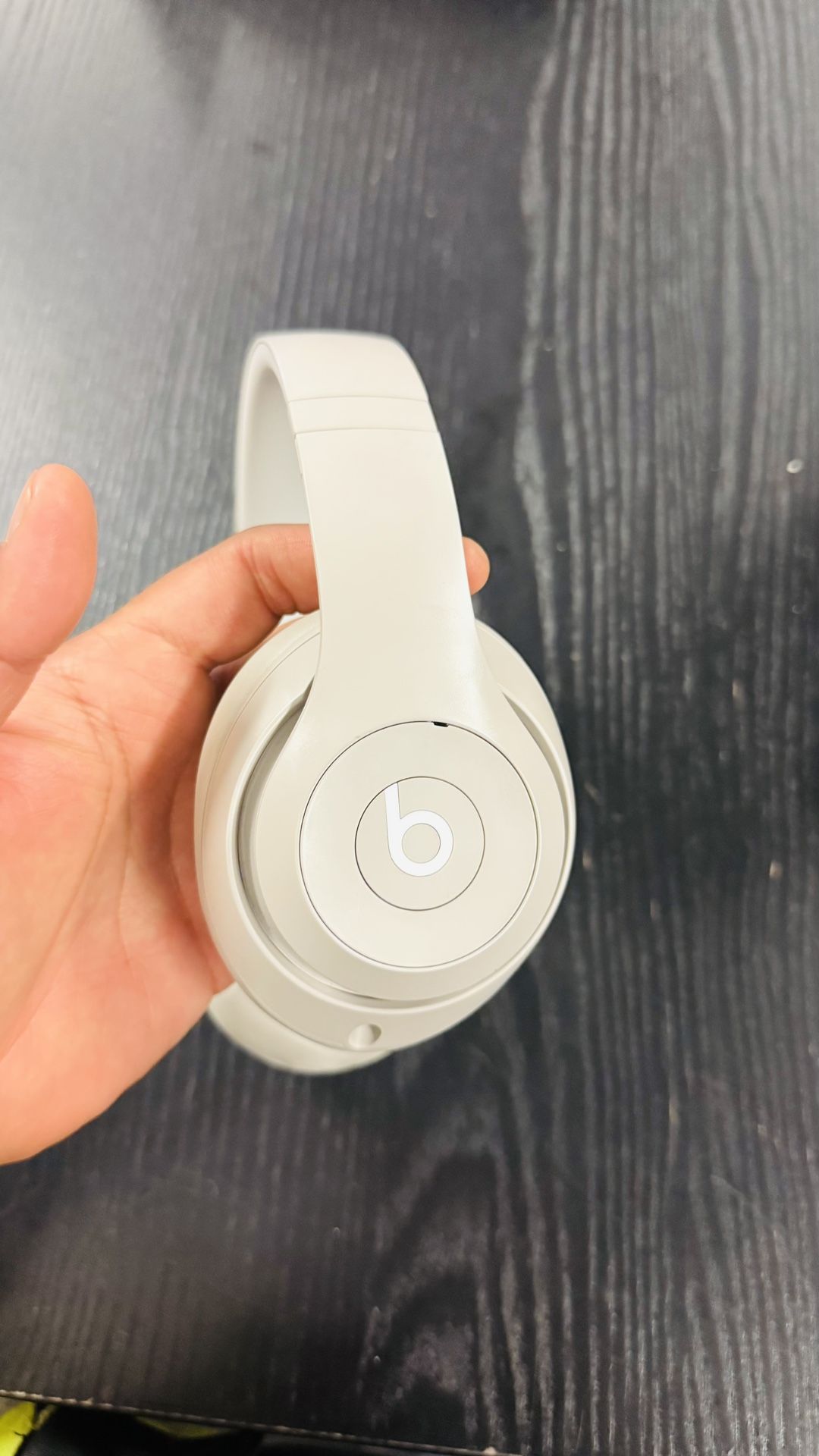 Beats Studio Pro- Sandstone Color 🎧
