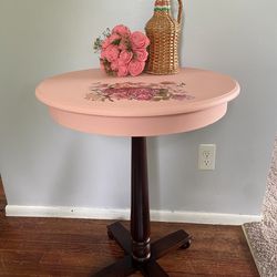 Beautiful side table: Refinished 