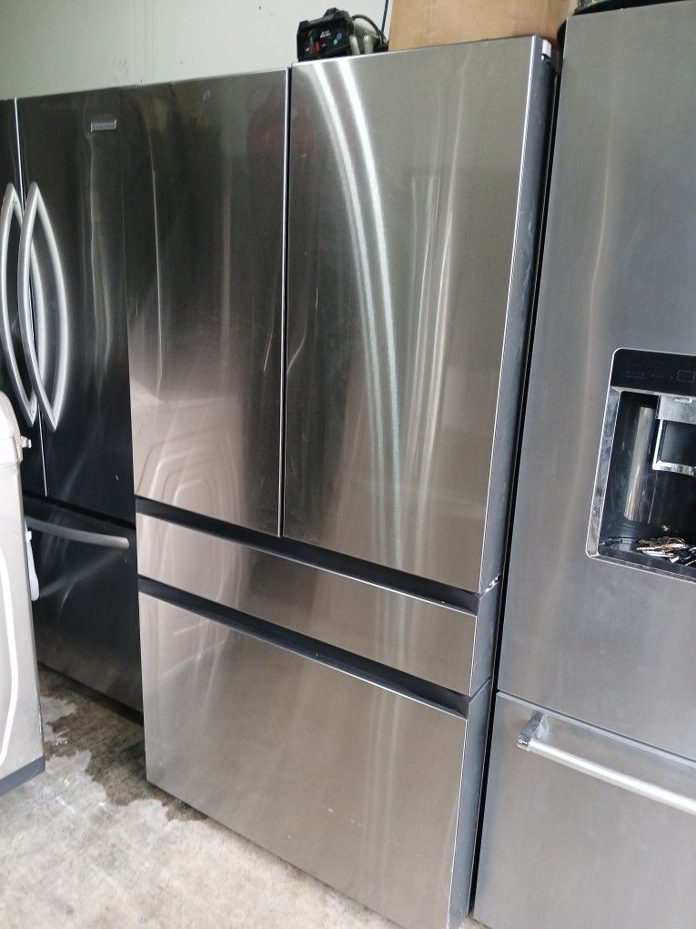 SAMSUNG STAINLESS STEEL 4 DOOR BESPOKE FLEX REFRIGERATOR/ small Dent