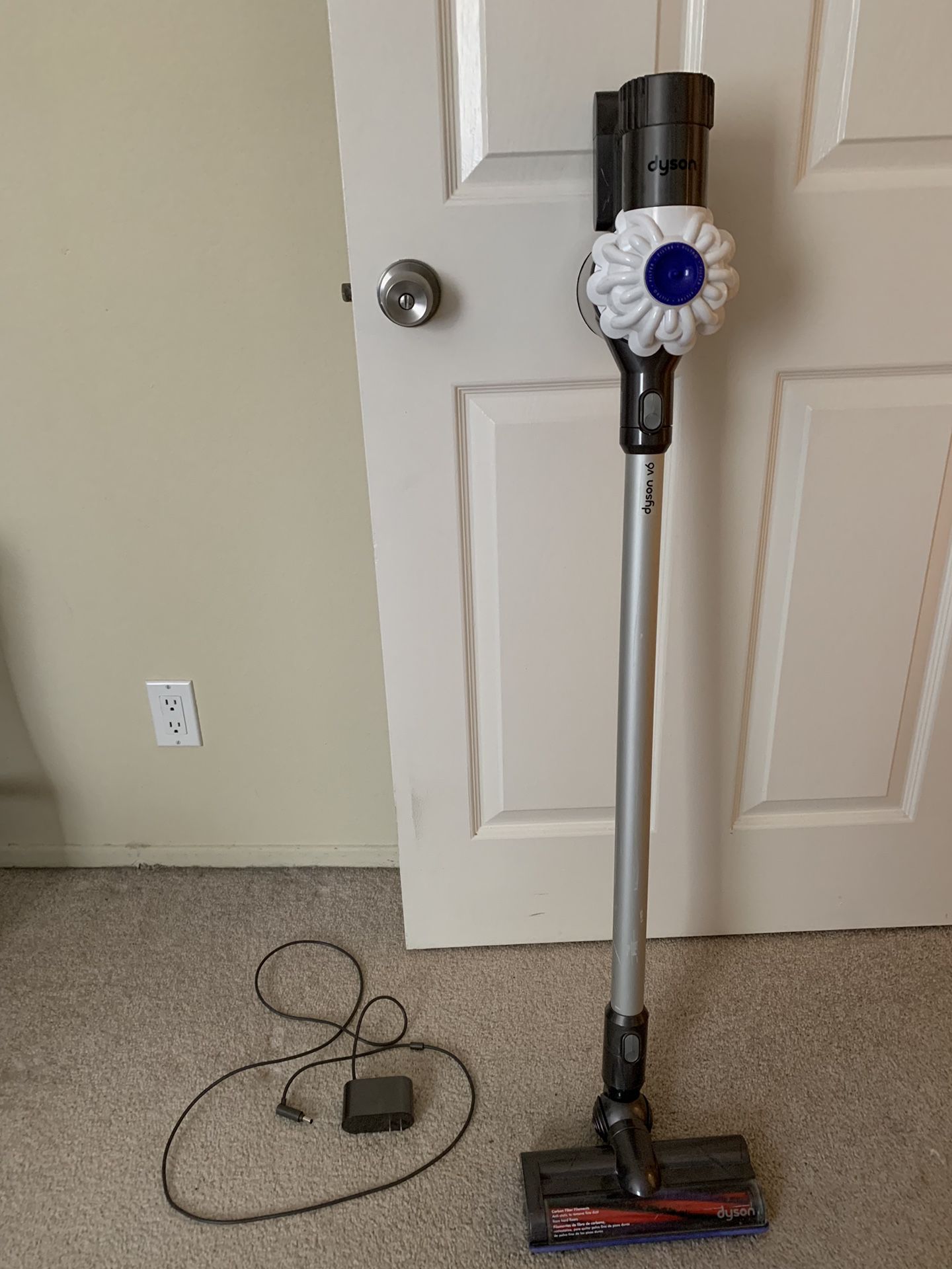 Dyson V6 - Wireless vacuum! very good condition