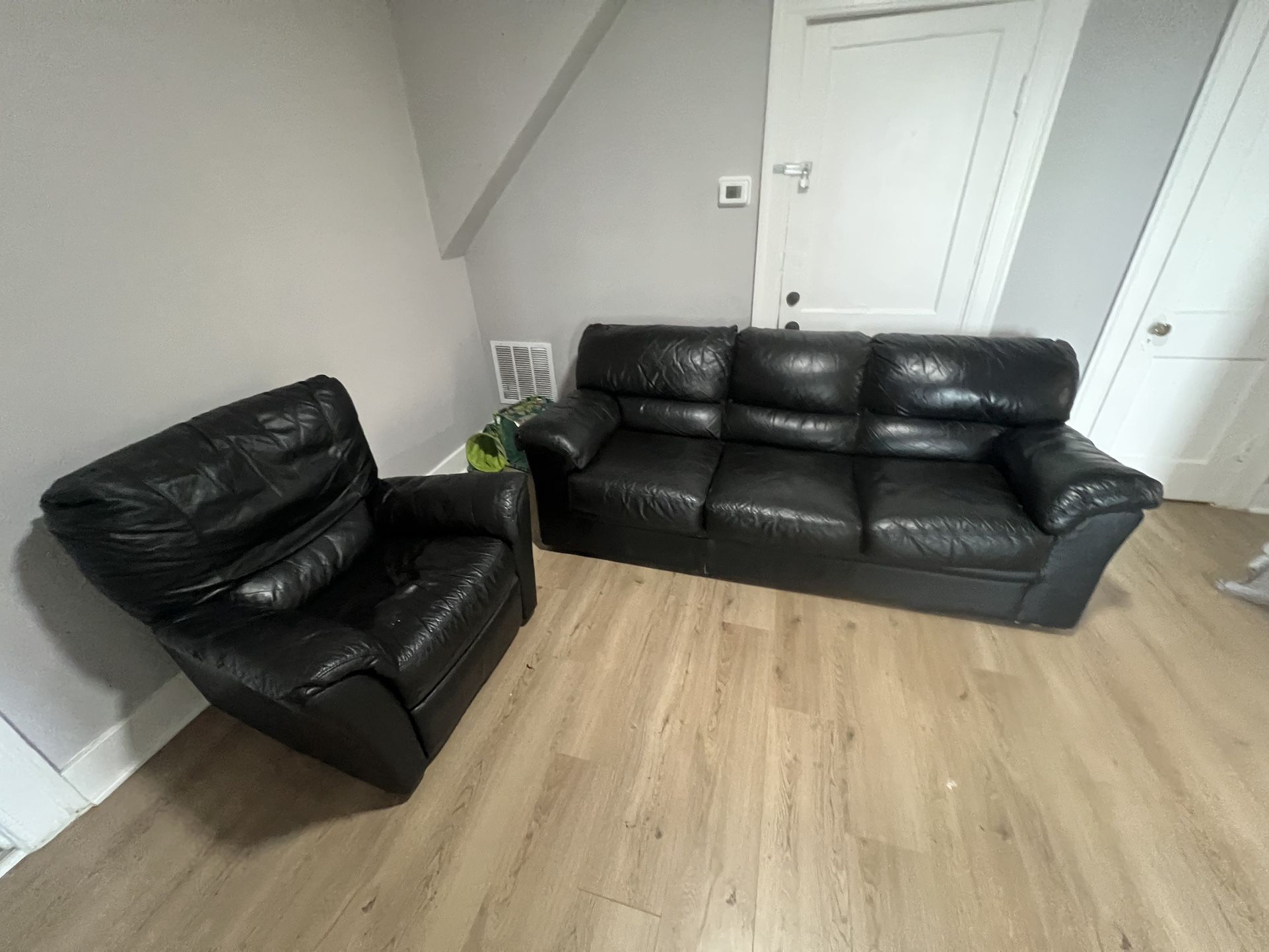 BLACK COUCH & RECLINER SET