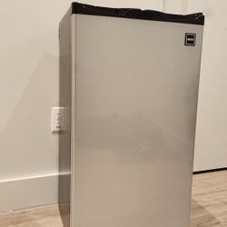 RCA mini Fridge