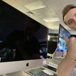 21.5” iMac Desktop Computer - Intel i5 - 8GB of RAM - 1TB HDD