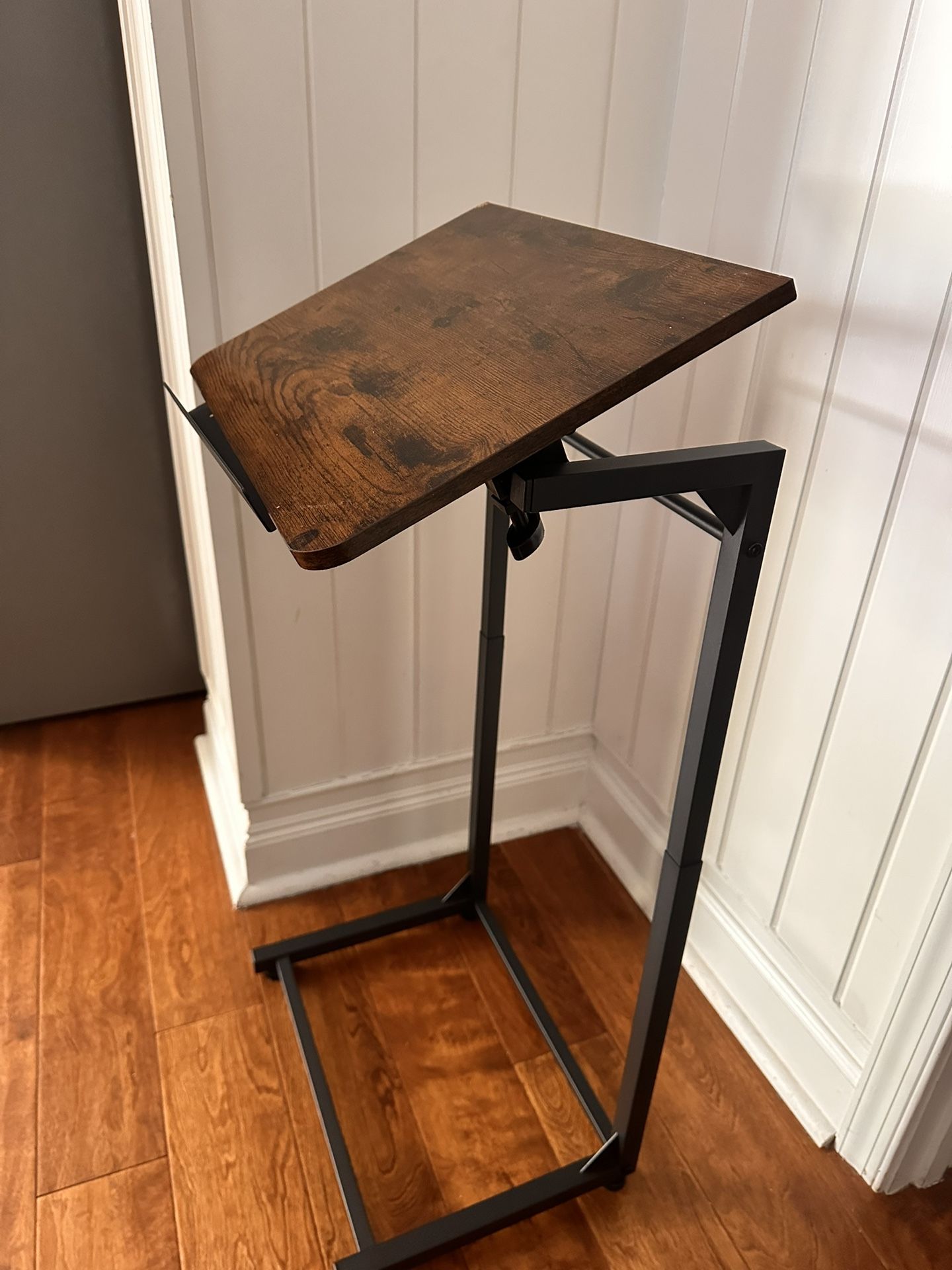 Tray Table, 8-Level Adjustable Height Couch Side Table,90° Tilt Angle Adjustments C-Shaped End Table