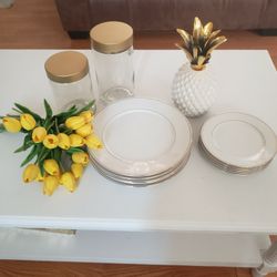 12 Beautiful White Dynasty Majesty Fine China Gold Trim Plates  And 2 Glass Storage  Containers 