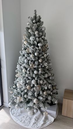 Christmas tree with everything pictured) included