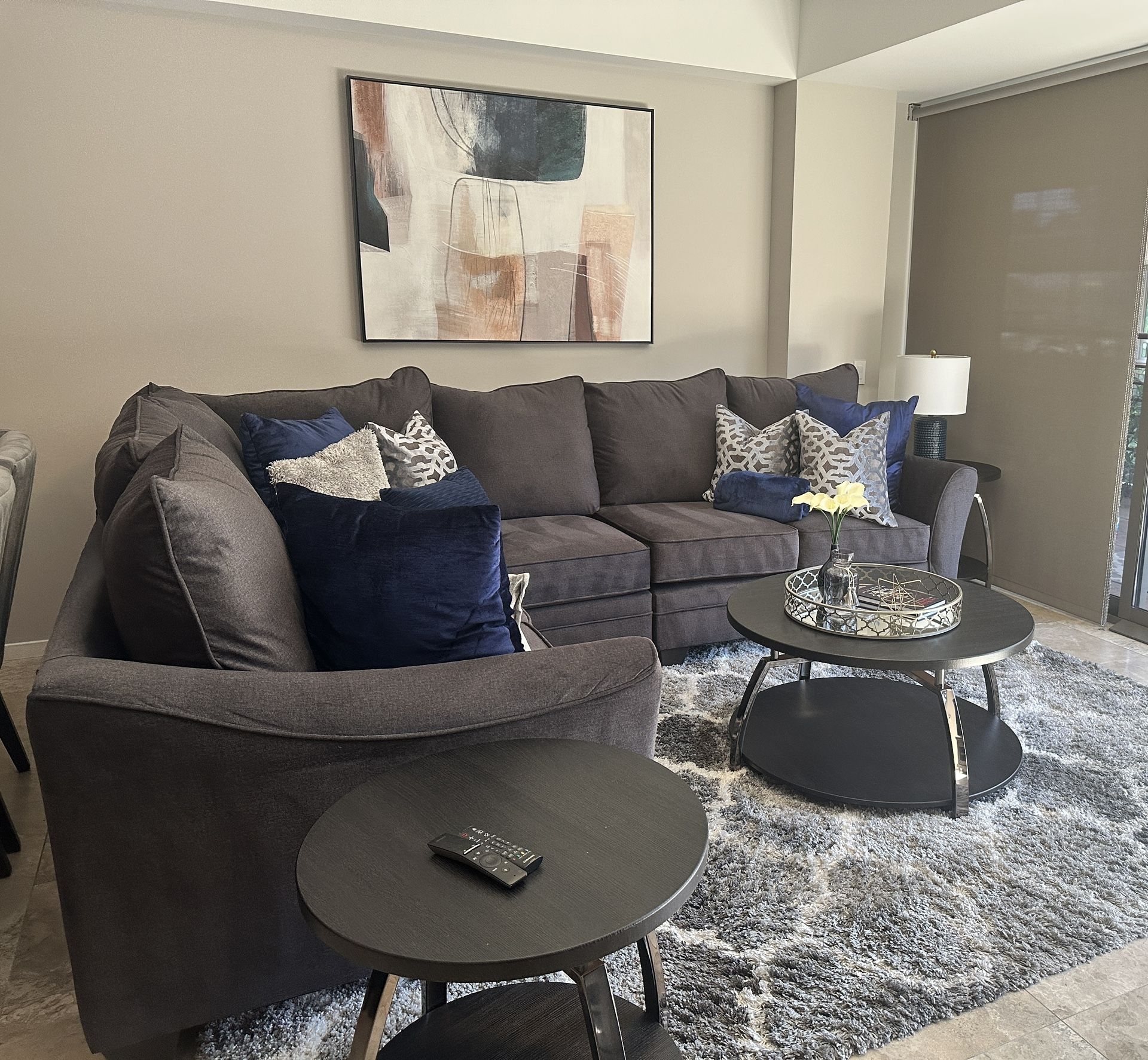 🛋️ Modern Living Room Set – Sectional Sofa $999 Sold separately Or Purchase With Additional Items $1350 + Tables + Rug + Lamps + Art – Like New! 🏡 