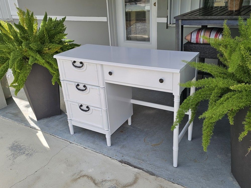 Bassett Brand -  Mid Century Modern - White Childs Desk  Wood + Classic Dove Tailed Drawers!