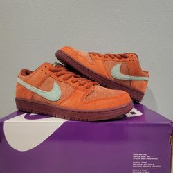 Nike SB Dunk Low Mystic Red