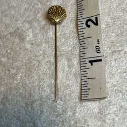 Gold Tone Scallop Seashell Lapel Stick Pin