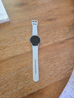 Samsung galaxy watch 6 works  great just has a cracked screen