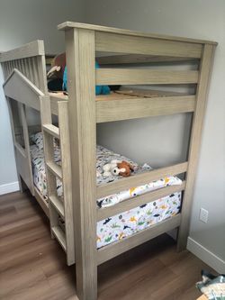 Twin bunk beds