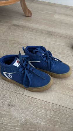 YOUTH SIZE 3 SNEAKERS
