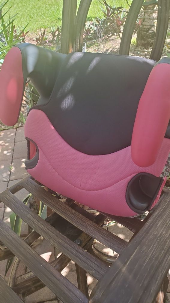 evenflo booster seat pink and grey in great condition baby seat ....LOCATED ON KROME AND SW 200ST