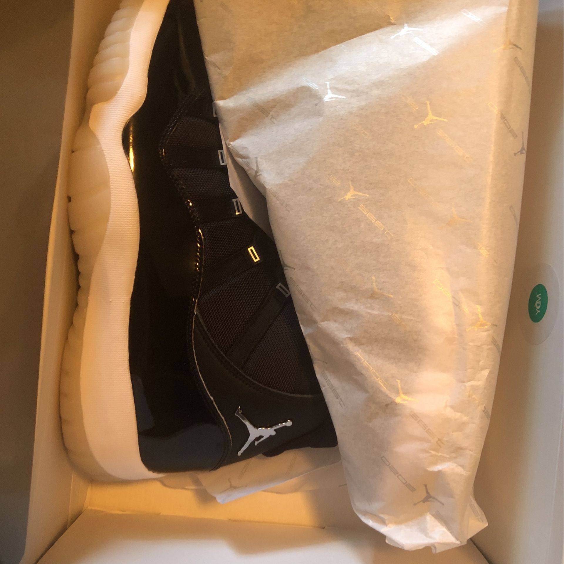 Steal Of The month!!! jordan 11’s 25th Year Anniversary. Yeezy 750 “Glow In The dark” Yeezy 700 dS “Fadesalt” Louis Vuitton messager Bag And iPhone sE