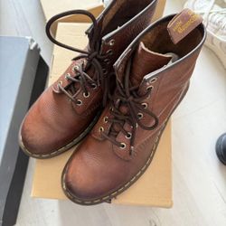 Dr. Martens Unisex-Adult 1460 Crazy Horse 8 Eye Boot