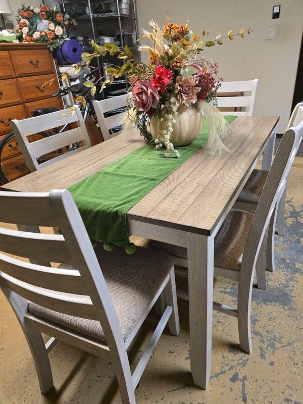 Kitchen table And 6 Chairs
