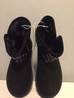 $$15 Old Navy boots kids size 13 its brand new with Tag.. pick up Gahanna