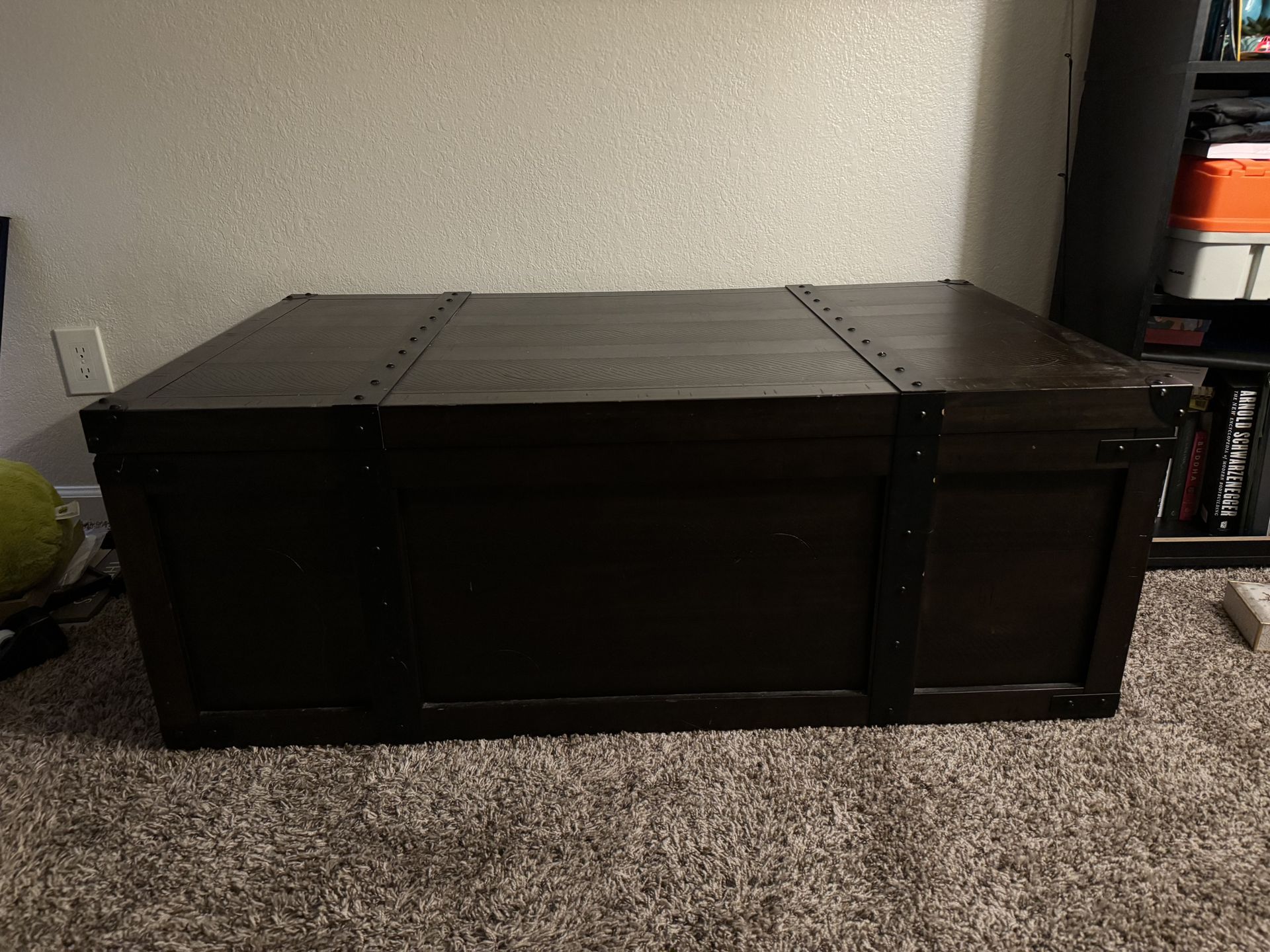 Lift-Top Coffee Table with Hidden Storage – Rustic Treasure Chest Style