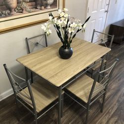 Like New Dining  Table Set With 4 Chairs 