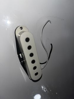 Fender Designed Alnico single coil pickups