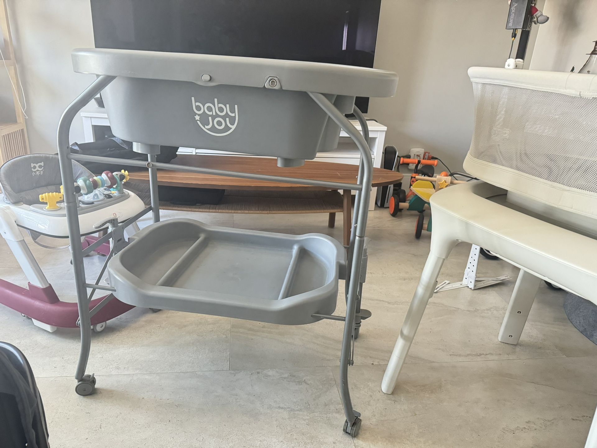 babyjoy bathtub and diaper change