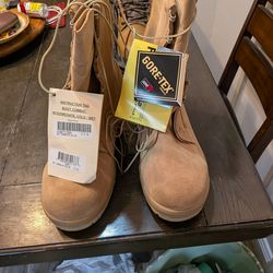 Brand spanking new Gore-Tex military combat boots desert style 13  1/2 extrawides