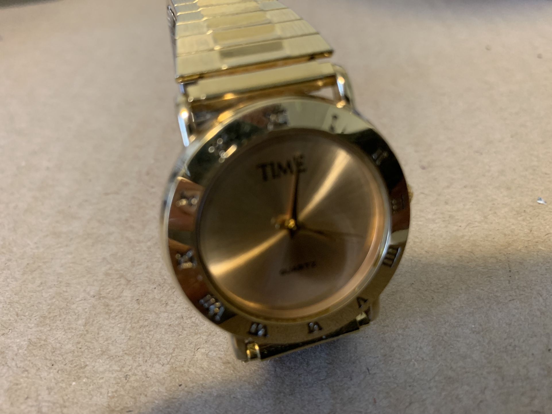 the wristwatch works well in good condition new batteries