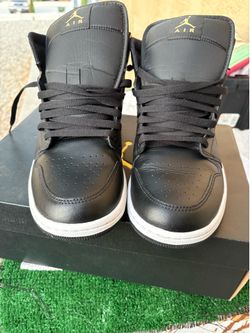 Jordan 1 Mid BLK & GLD SIZE 9.5