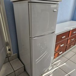 Premium Refrigerator – Model PRN435MW (Compact, Clean & Working Great)