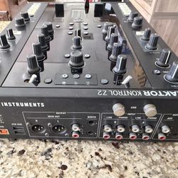 Traktor Z2 DJ Mixer