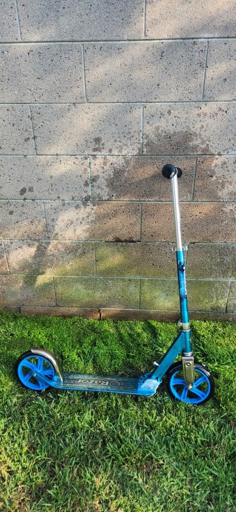 Blue Razor scooter 