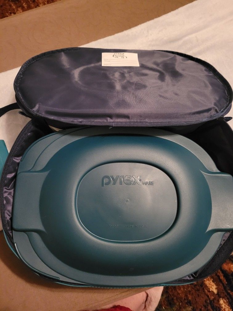 Pyrex Portables Oval Casserole Dish And Carry Case.