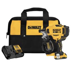 Dewalt 20V MAX Lithium-Ion 15-Degree Electric Cordless Roofing Nailer Kit