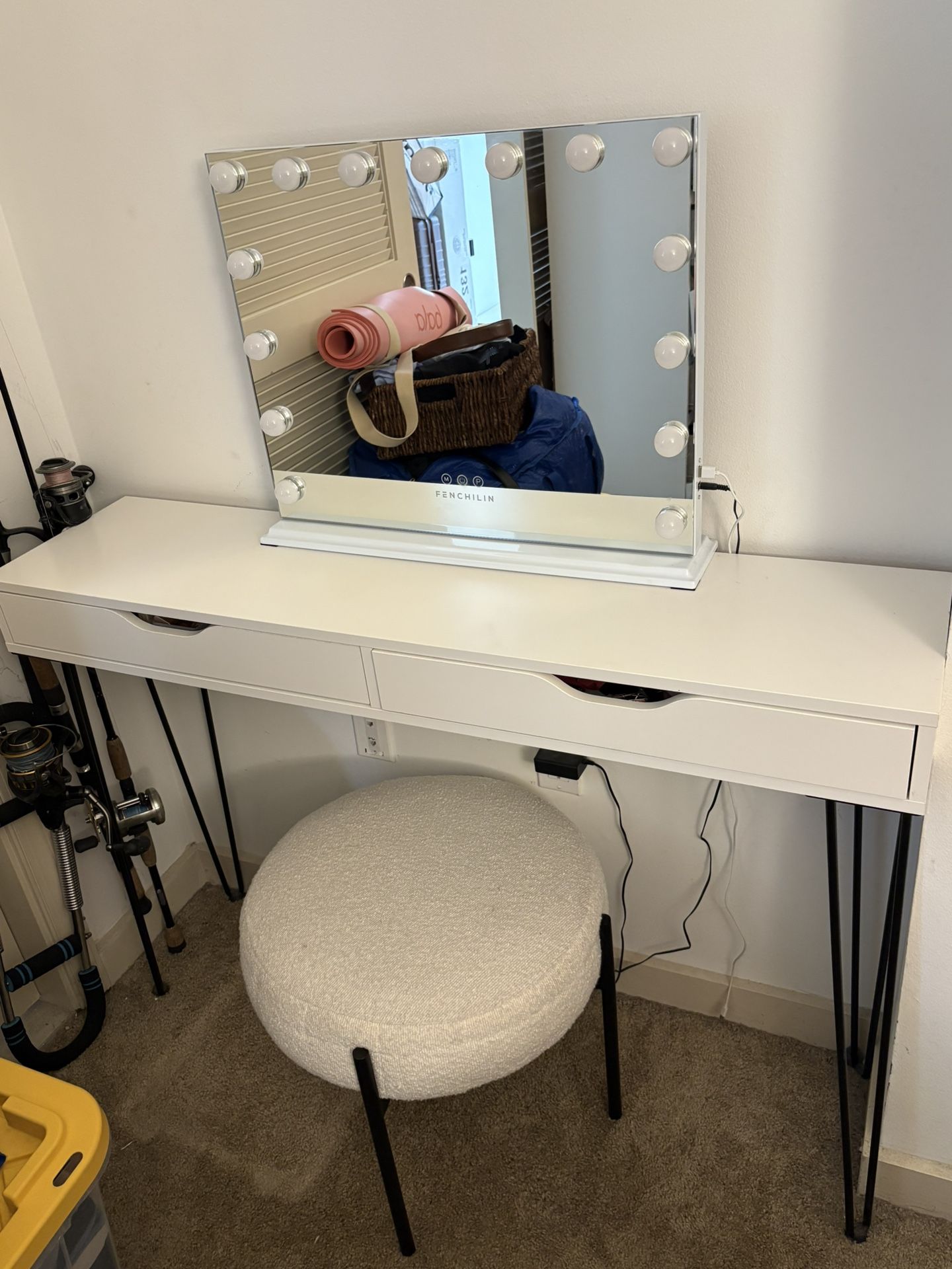 Makeup Vality (desk, stool and mirror)