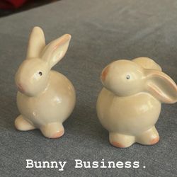 Super Cute Pair of Vintage Stoneware Bunnies: 