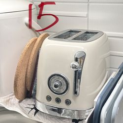 Retro style toaster